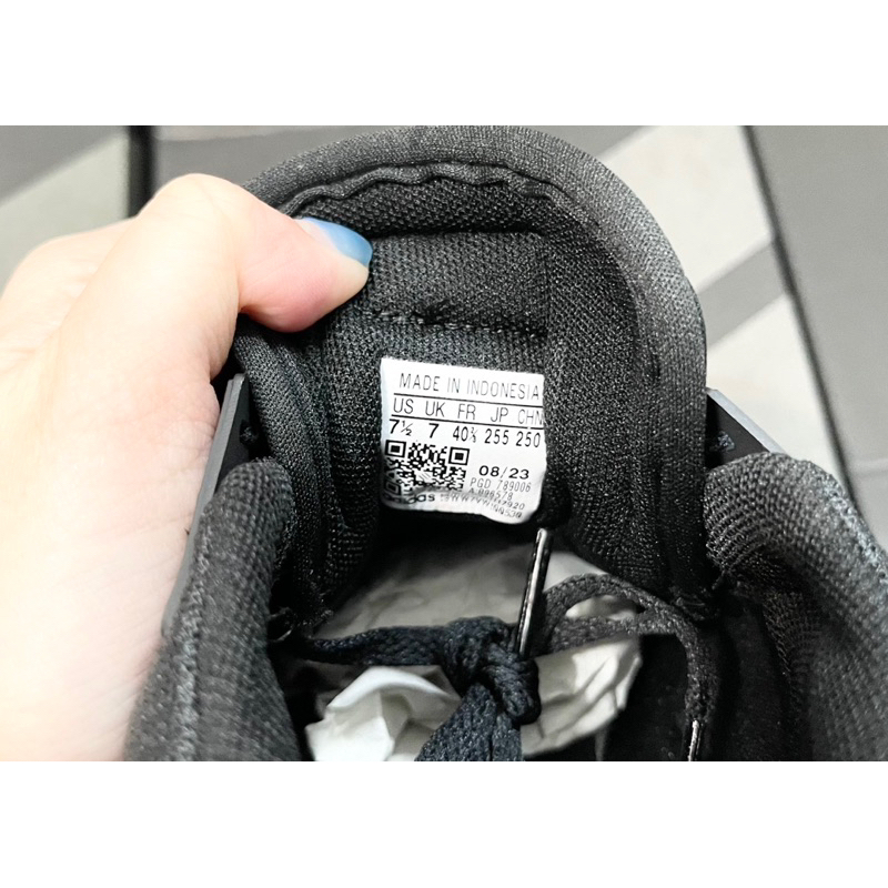 Giày Adidas full box, có mail mua hàng. Hàng có sẵn, bay size nhanh nên các ace chốt nhanh ạ