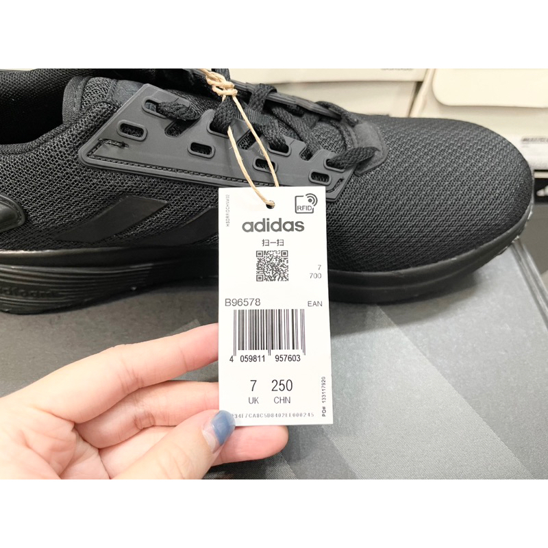 Giày Adidas full box, có mail mua hàng. Hàng có sẵn, bay size nhanh nên các ace chốt nhanh ạ