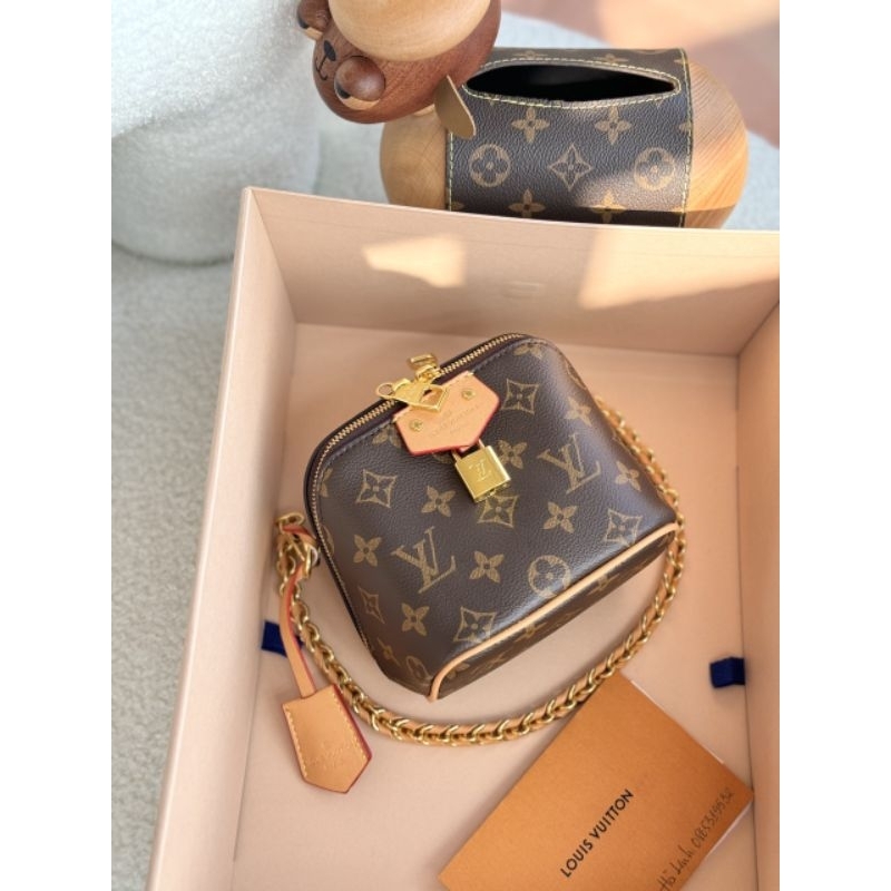 Túi L      V New 2023 full box nam châm