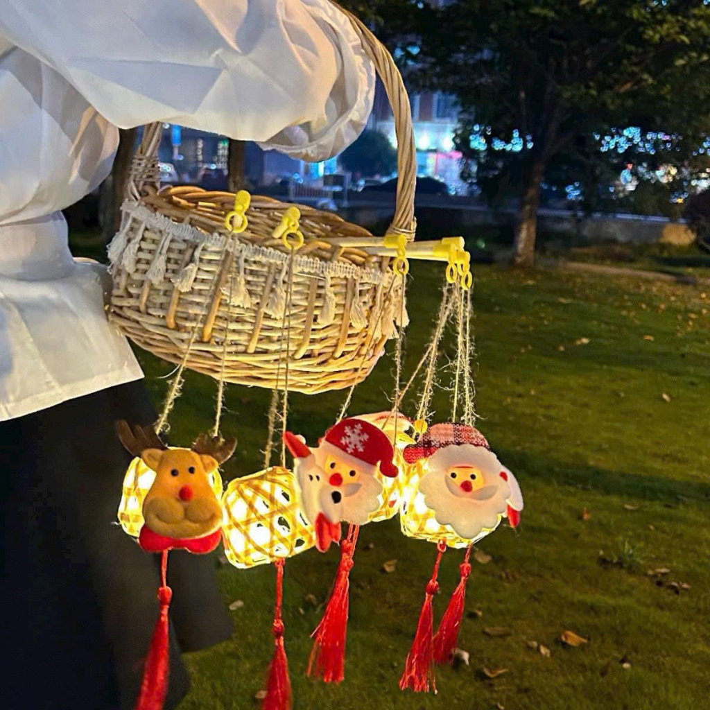 Đèn lồng giáng sinh, đèn trang trí Noel giỏ tre hình ông già Noel tuần lộc dễ thương kèm tay cầm điện