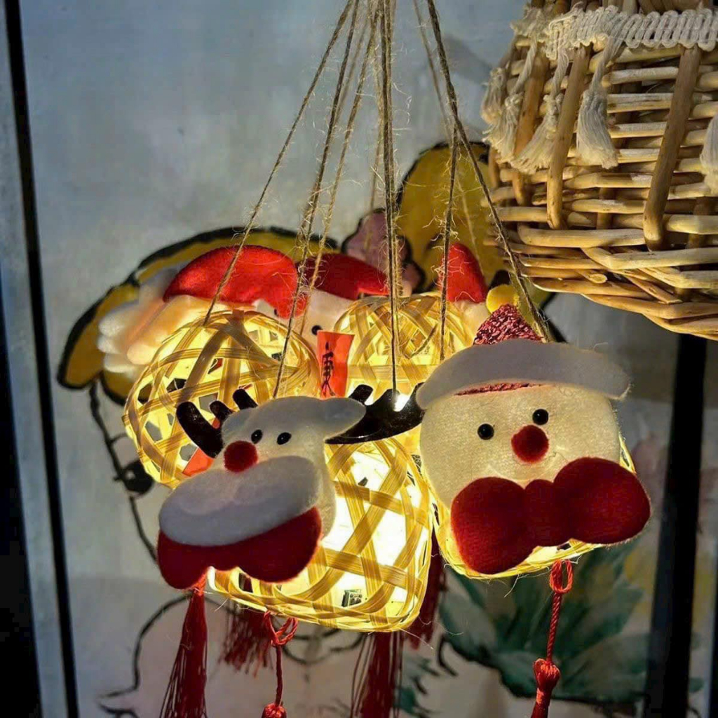 Đèn lồng giáng sinh, đèn trang trí Noel giỏ tre hình ông già Noel tuần lộc dễ thương kèm tay cầm điện
