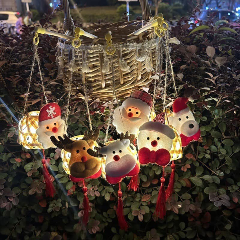 Đèn lồng giáng sinh, đèn trang trí Noel giỏ tre hình ông già Noel tuần lộc dễ thương kèm tay cầm điện