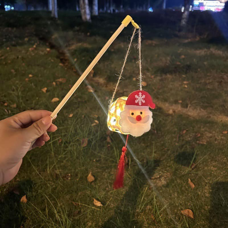 Đèn lồng giáng sinh, đèn trang trí Noel giỏ tre hình ông già Noel tuần lộc dễ thương kèm tay cầm điện