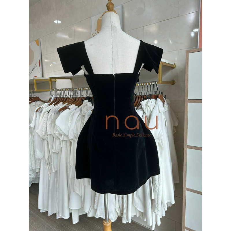 Đầm nhung dáng chữ A vai bản to