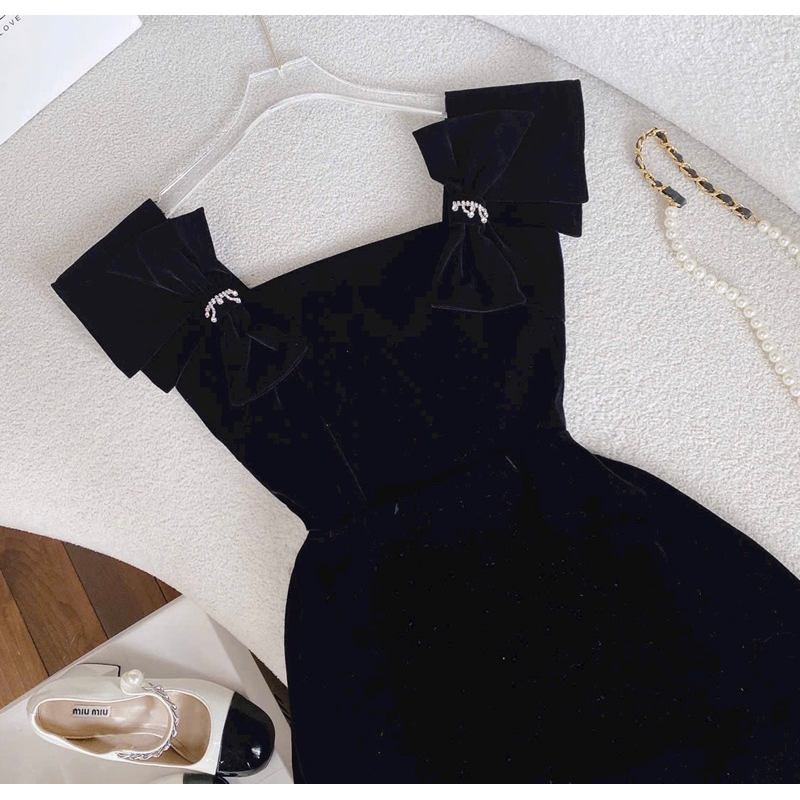 Đầm nhung dáng chữ A vai bản to