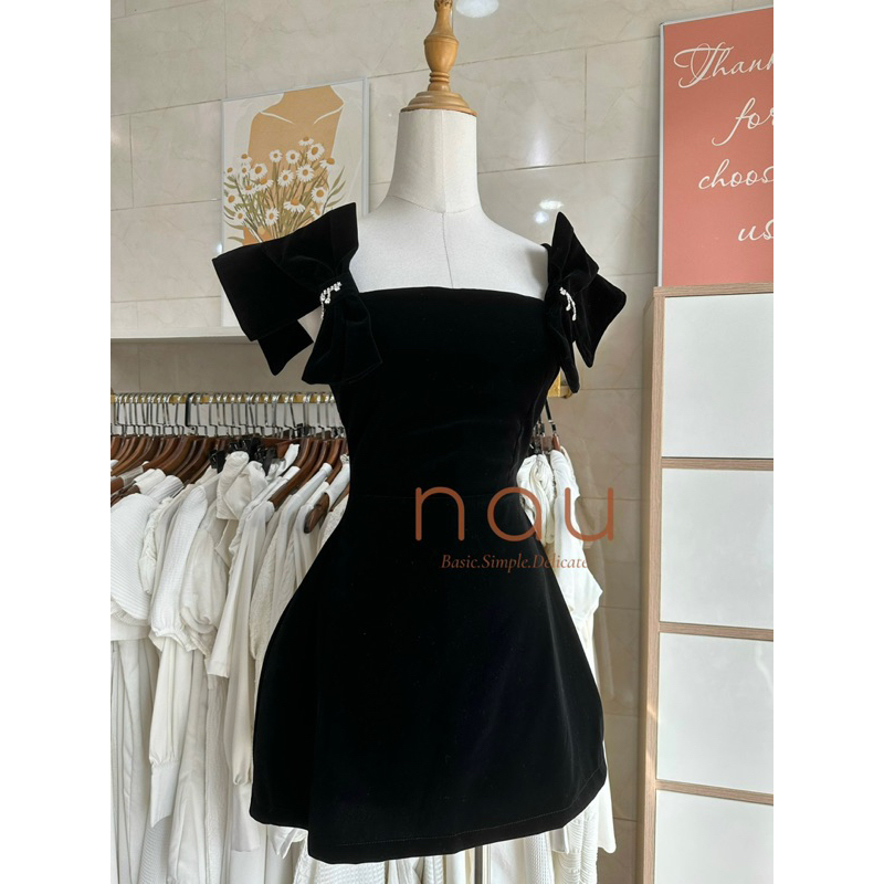 Đầm nhung dáng chữ A vai bản to