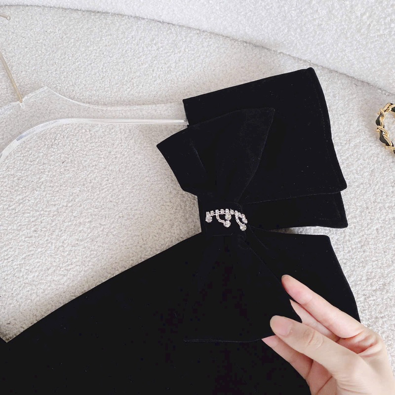 Đầm nhung dáng chữ A vai bản to