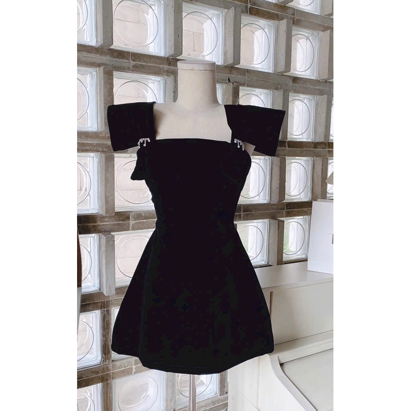 Đầm nhung dáng chữ A vai bản to