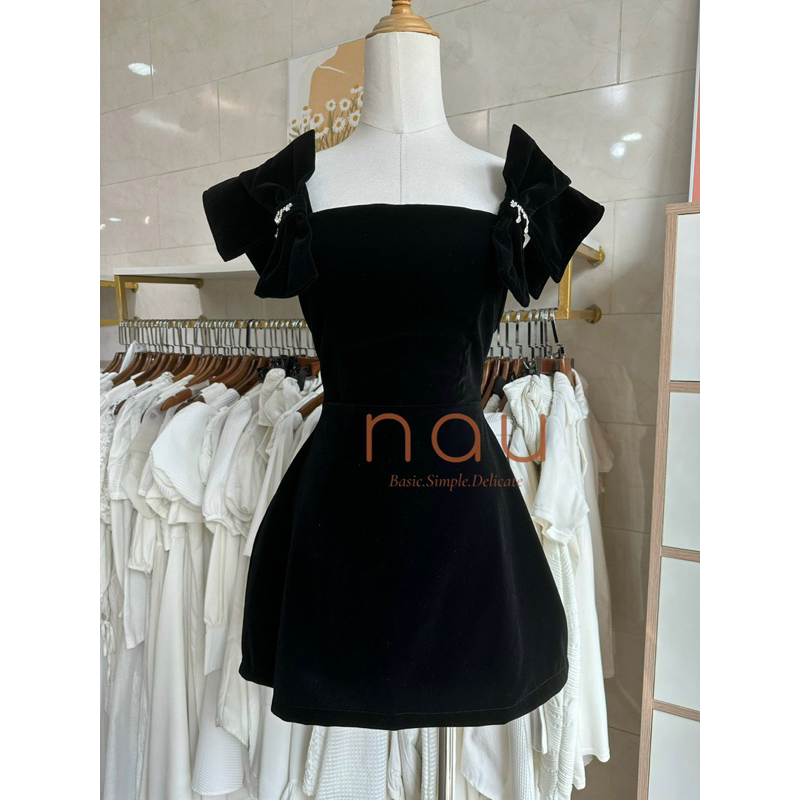 Đầm nhung dáng chữ A vai bản to