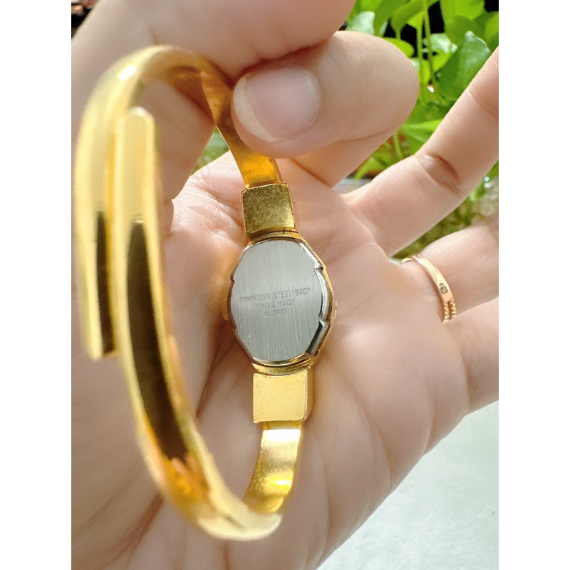 Đồng hồ nữ si nhật dáng còng tay hiệu Aver