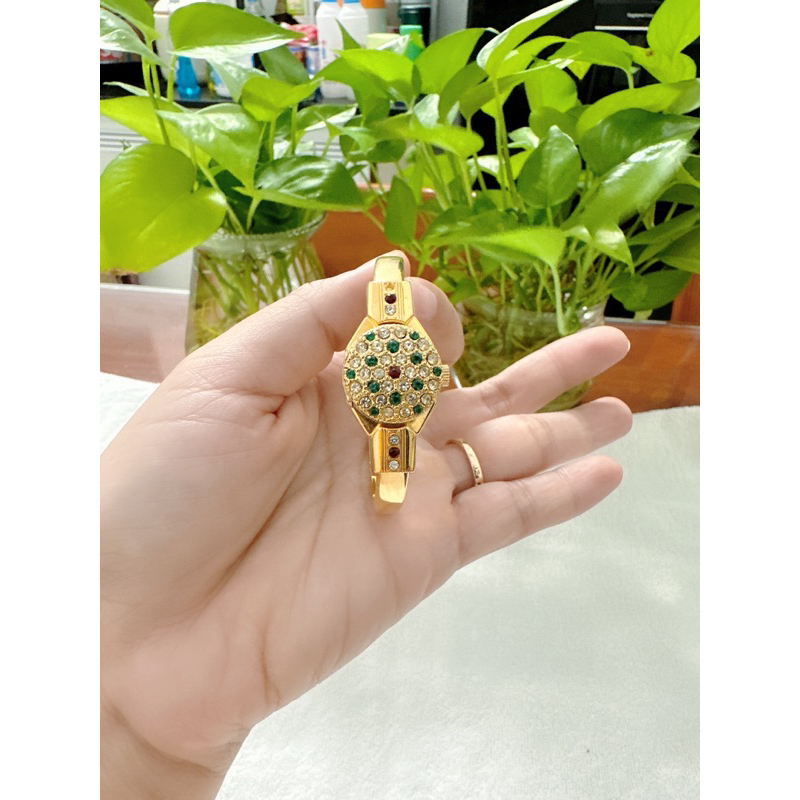 Đồng hồ nữ si nhật dáng còng tay hiệu Aver