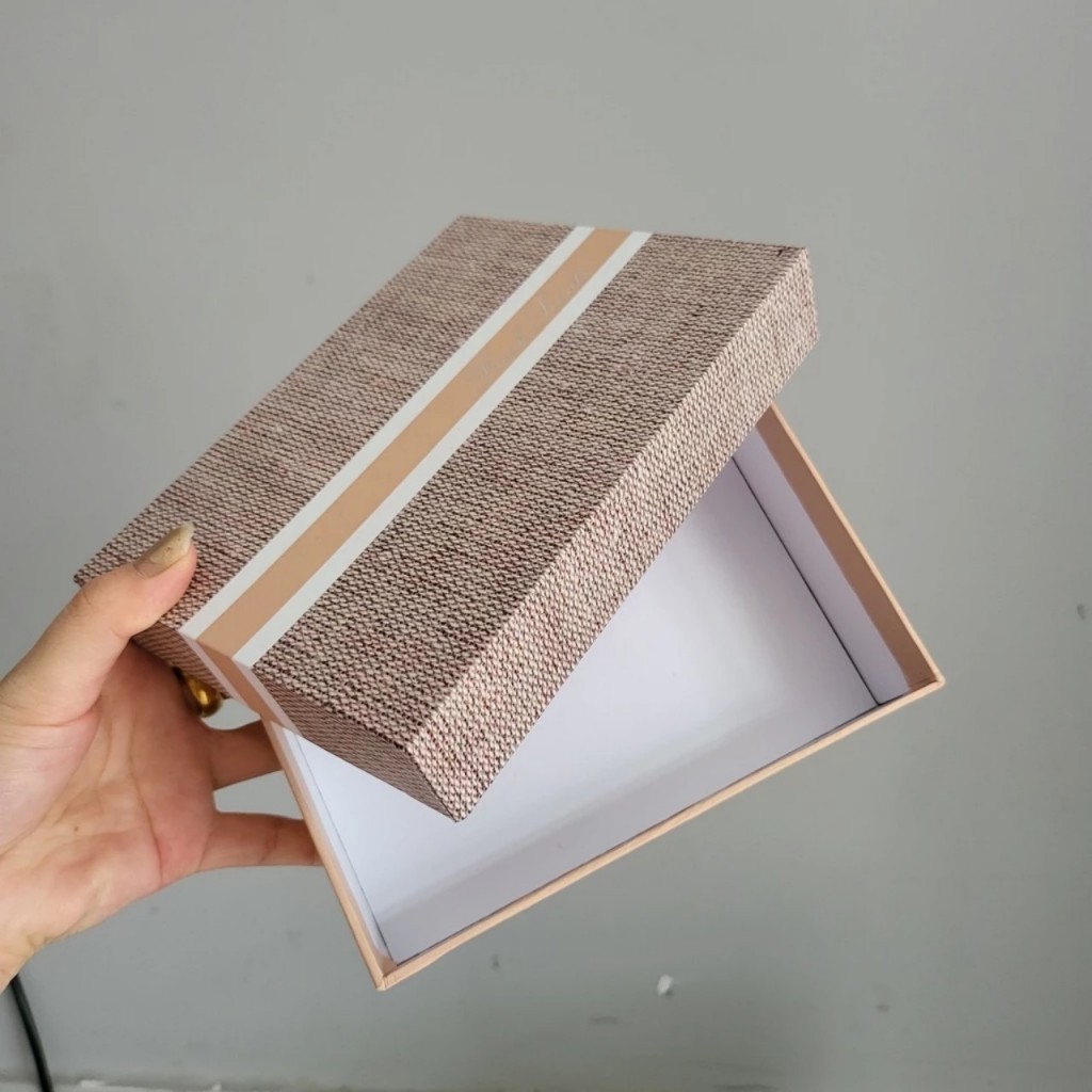 Hộp đựng quà đẹp ngang 13 x dài 18 x cao 4.5