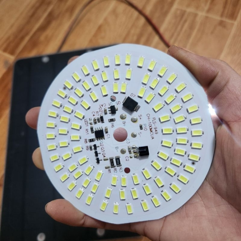 Bảng đèn led tròn năng lượng mặt trời 3.2v 47w tự động bật tắt điện đèn 95 bóng 5730