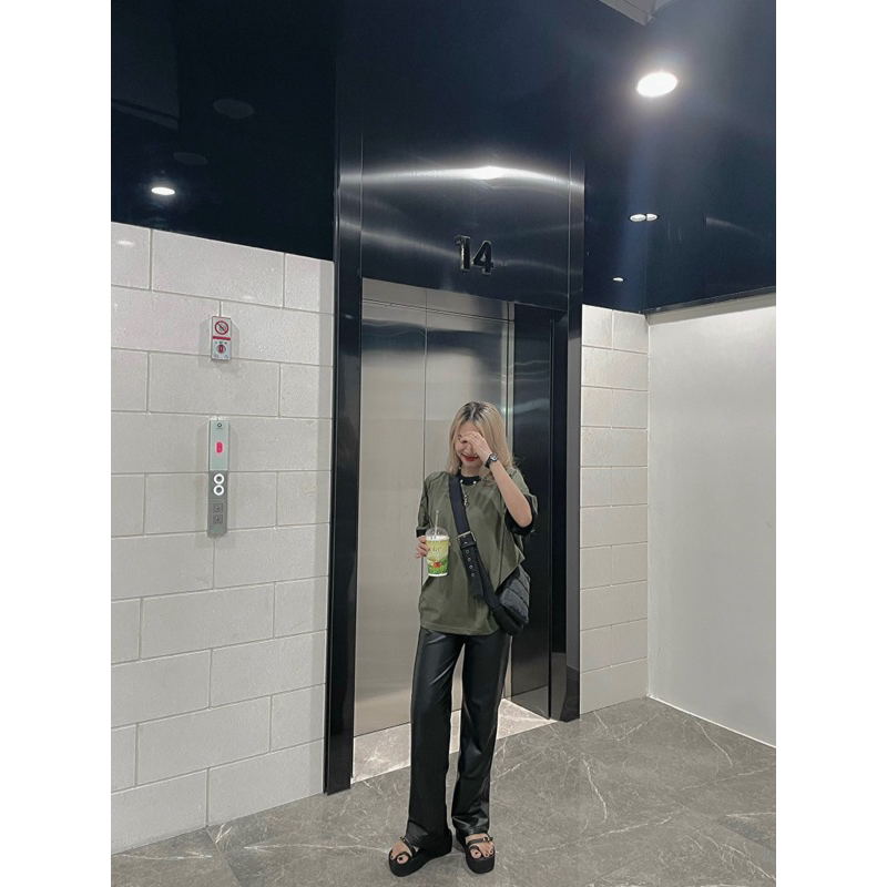 Áo Thun Form Boxy Đường May Nổi Đen Studio