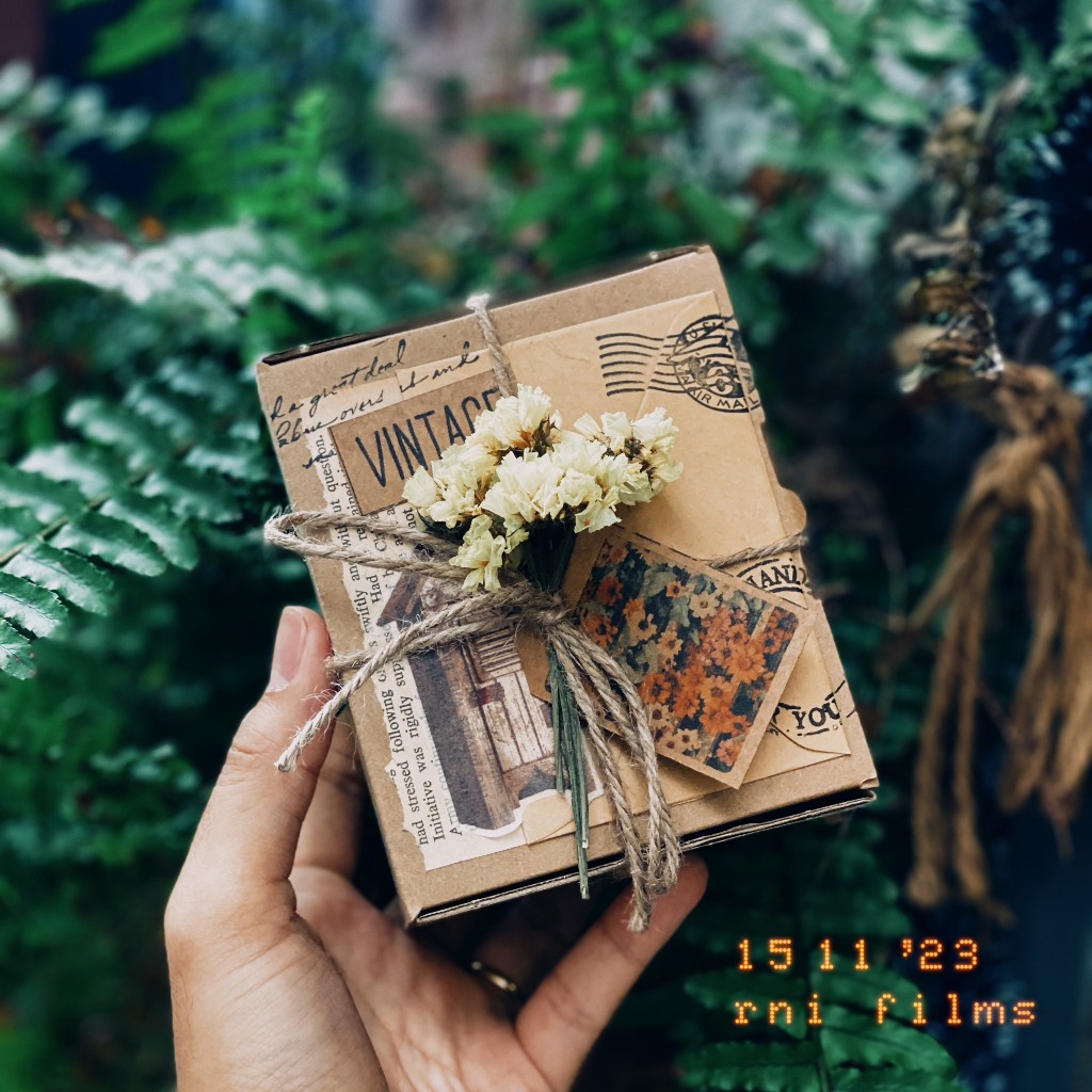 Hộp Quà Vintage Kèm Hoa Khô & Lót Rơm - Handmade by NOMAD GARDEN