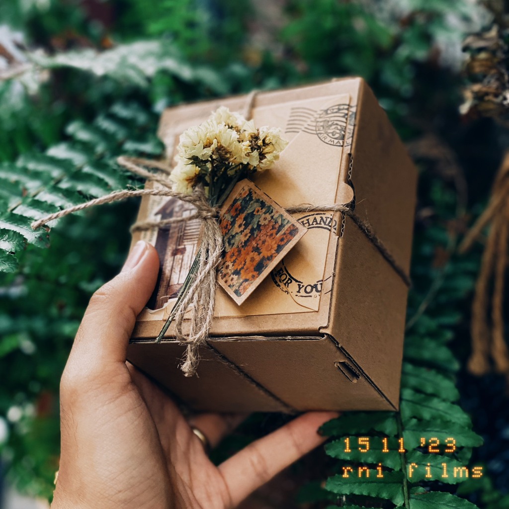 Hộp Quà Vintage Kèm Hoa Khô & Lót Rơm - Handmade by NOMAD GARDEN