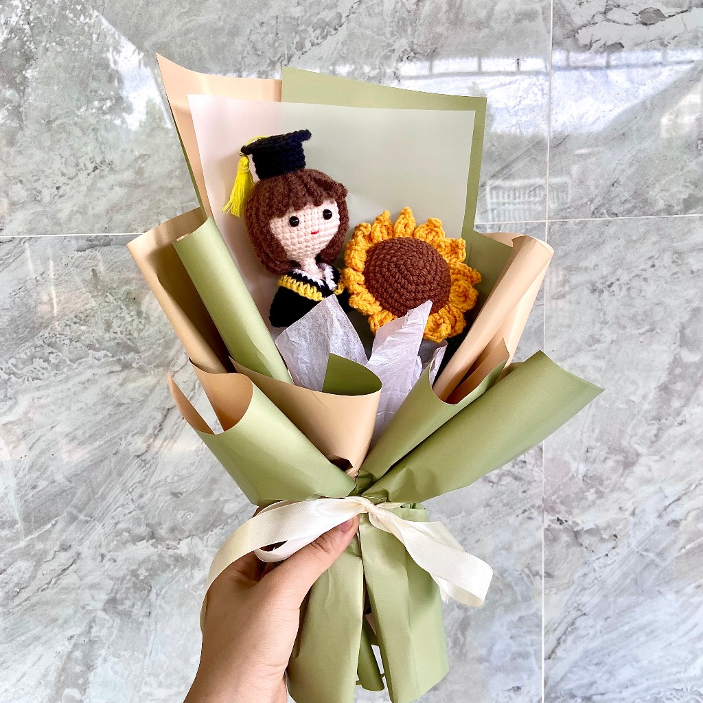 Bó hoa búp bê tốt nghiệp và hướng dương len handmade