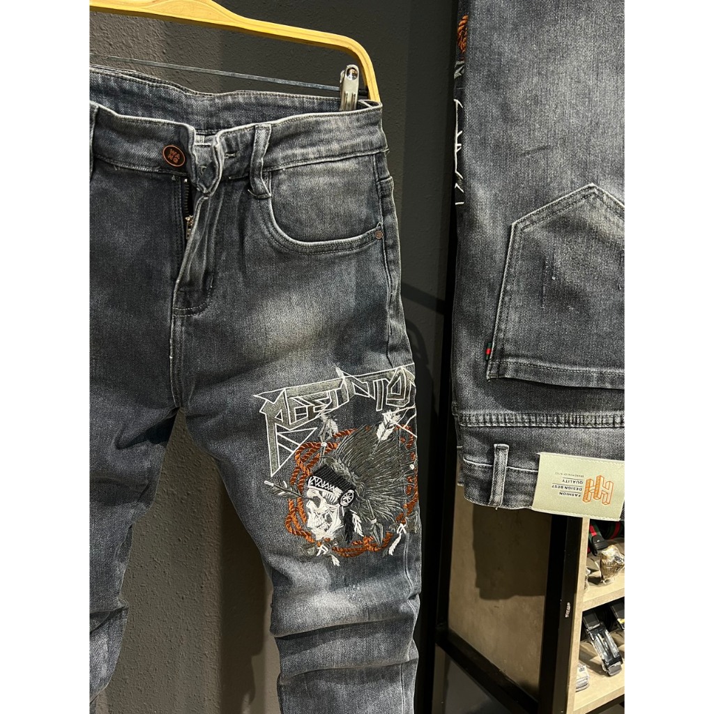 Quần jean nam dài màu xám was full thêu thổ dân rách xước nhẹ chi tiết như hình J2783 K3 STORE