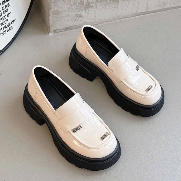 Giày Moca Nữ Mũi Tròn Đế Dày Kiểu Dáng Trẻ Trung Gắn Chữ Miumiu Hot Trend 1127-1