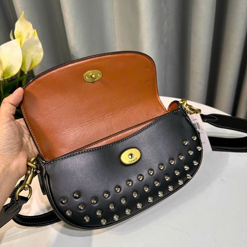 ✨✨Coach Harley Crossbody bag✨✨ CM702🌟Mẫu coach dáng bầu  tán đinh lạ mắt