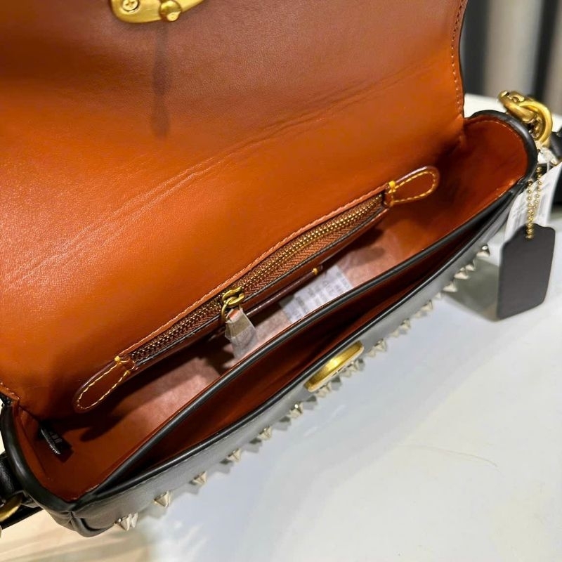 ✨✨Coach Harley Crossbody bag✨✨ CM702🌟Mẫu coach dáng bầu  tán đinh lạ mắt