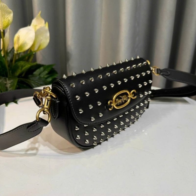 ✨✨Coach Harley Crossbody bag✨✨ CM702🌟Mẫu coach dáng bầu  tán đinh lạ mắt