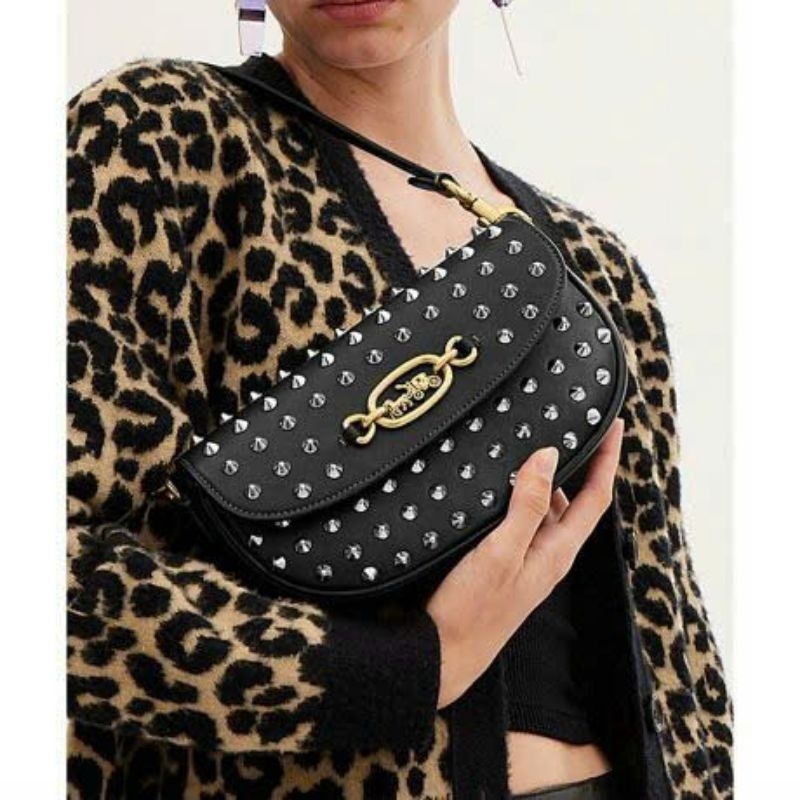 ✨✨Coach Harley Crossbody bag✨✨ CM702🌟Mẫu coach dáng bầu  tán đinh lạ mắt