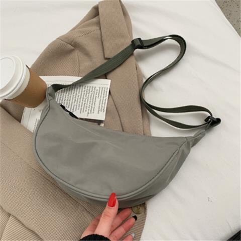 Túi đeo chéo túi đeo vai hàn quốc đơn giản basic giá rẻ dễ phối quần áo màu đen màu kem màu trắng