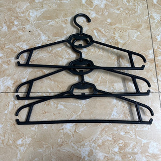 Móc áo nhựa cổ xoay 360* ,rộng vai 41cm màu đen ,bền chắc