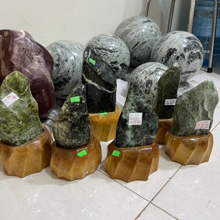Đá, trụ đá phong thủy tự nhiên nhiều màu, nhiều size của xưởng Chế Tác Đá Phong Thủy Mỹ Nghệ An An