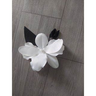 Hoa lan cài áo Joli handmade trắng phối đen size 12cm