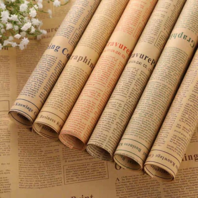 1 tờ giấy báo chữ tiếng Anh, dùng gói quà, gói hoa