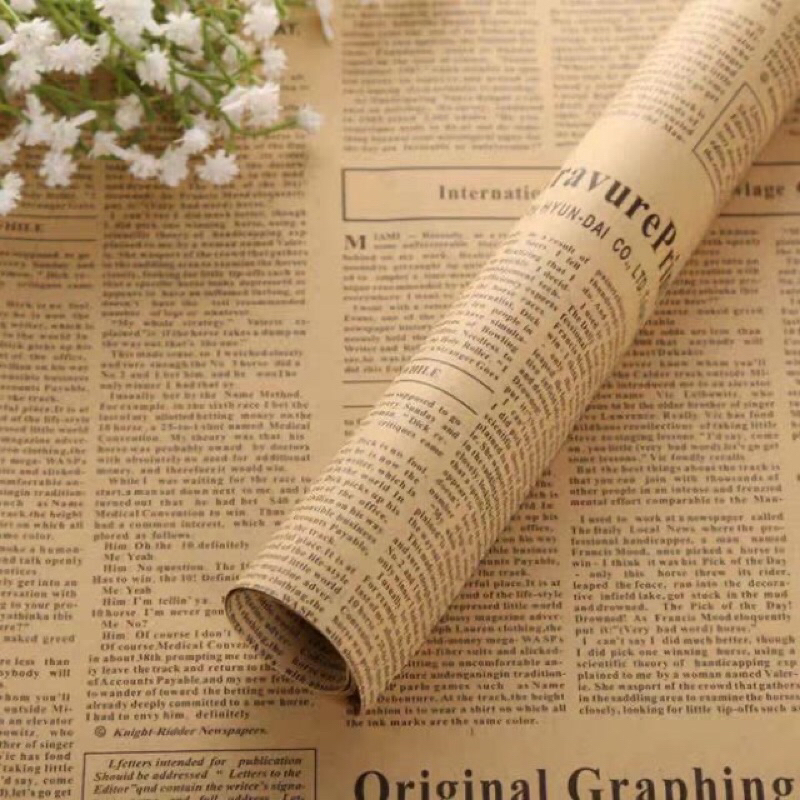 1 tờ giấy báo chữ tiếng Anh, dùng gói quà, gói hoa