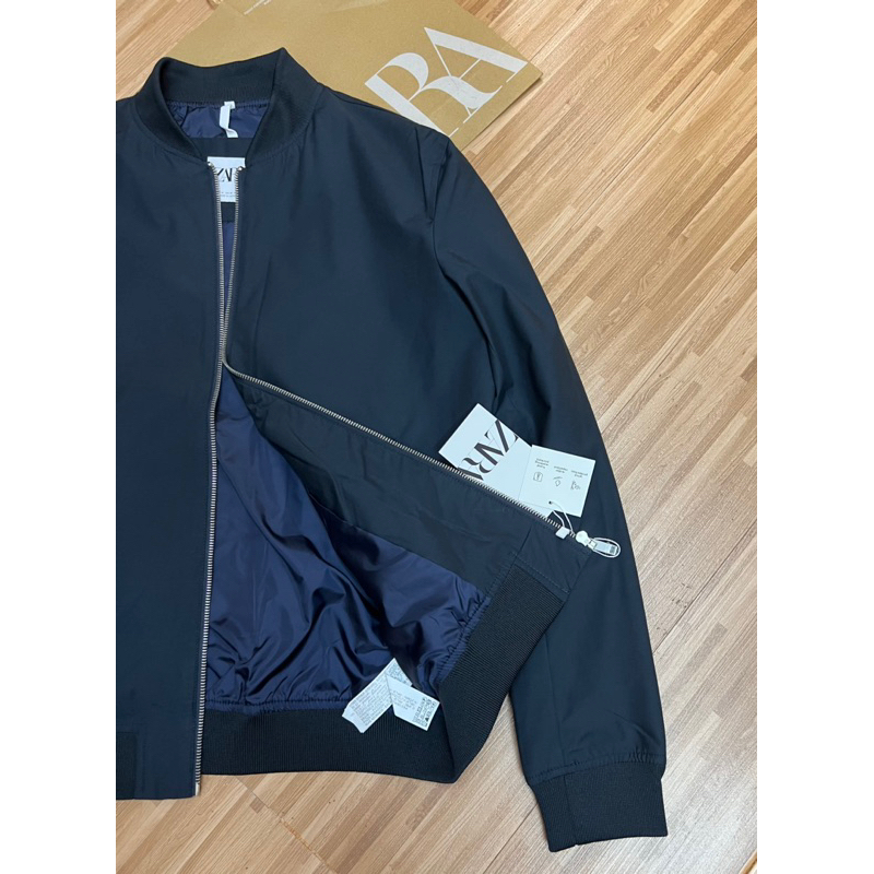 Áo khoác nam bomber Za/Ra,tay chun chất gió đẹp mịn hàng xuất khẩu xịn chuẩn hãng