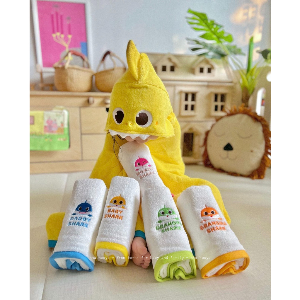 KHĂN CHOÀNG KHĂN TẮM CÓ MŨ HÌNH BABYSHARK PINKFONG DÀNH CHO BÉ