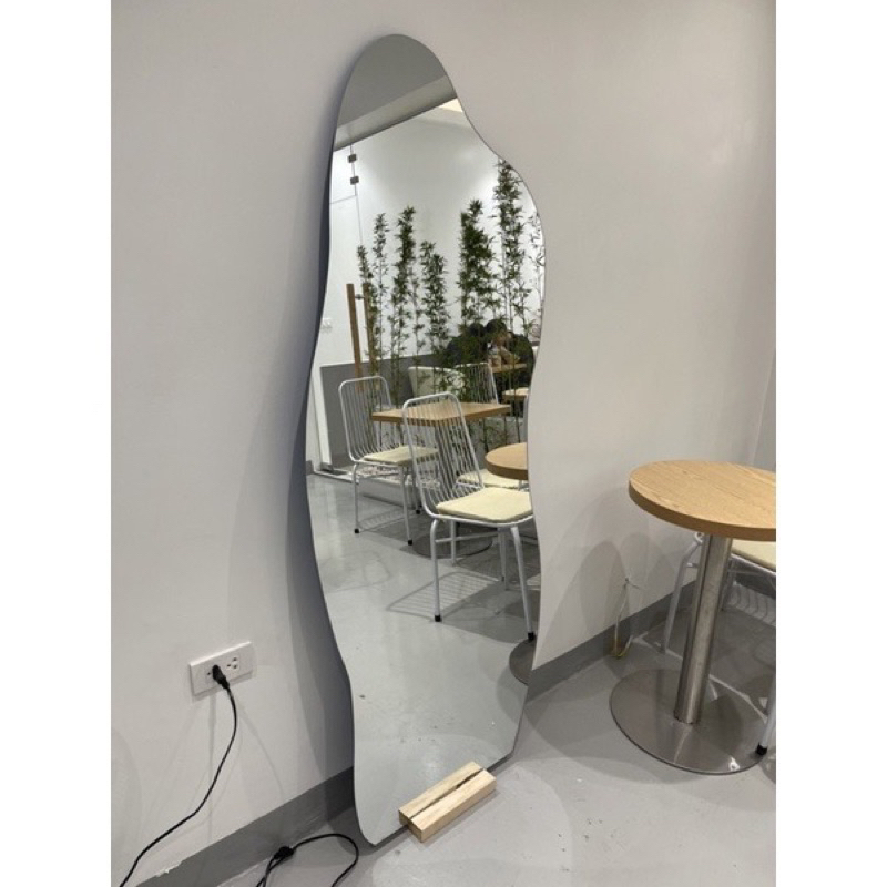 Gương hạt đậu toàn thân có đèn led cảm ứng