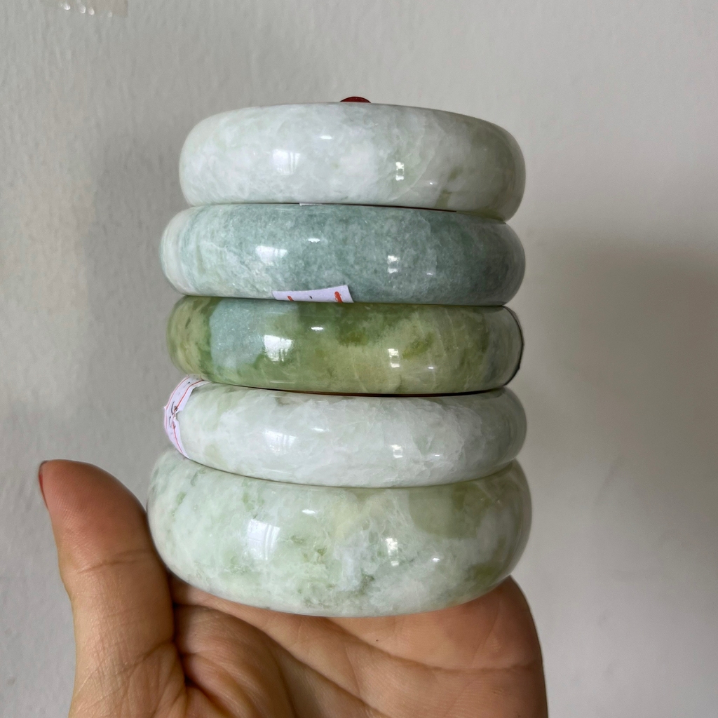 Vòng tay ngọc thật, tự nhiên màu phỉ thúy cho mệnh Thủy và Kim