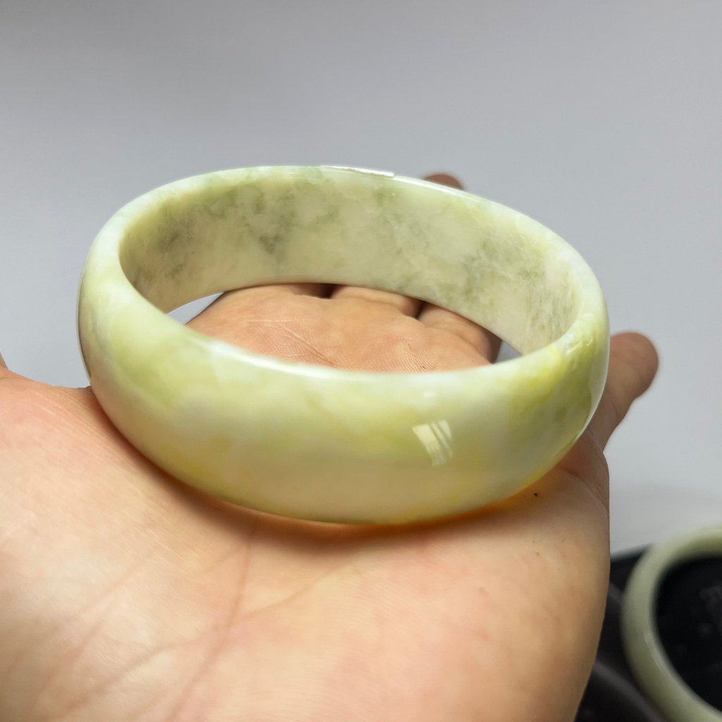 Vòng tay ngọc thật, tự nhiên màu phỉ thúy cho mệnh Thủy và Kim