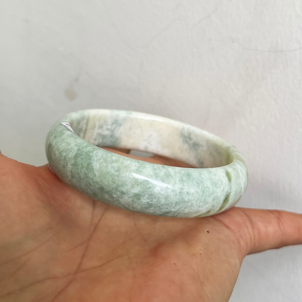 Vòng tay ngọc thật, tự nhiên màu phỉ thúy cho mệnh Thủy và Kim