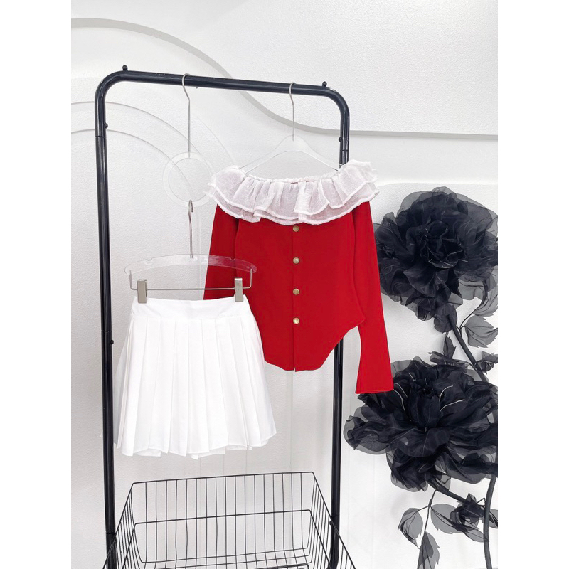 SET CHÂN VÁY TRẮNG XẾP LY ÁO BẸT VAI ĐỎ TAY DÀI