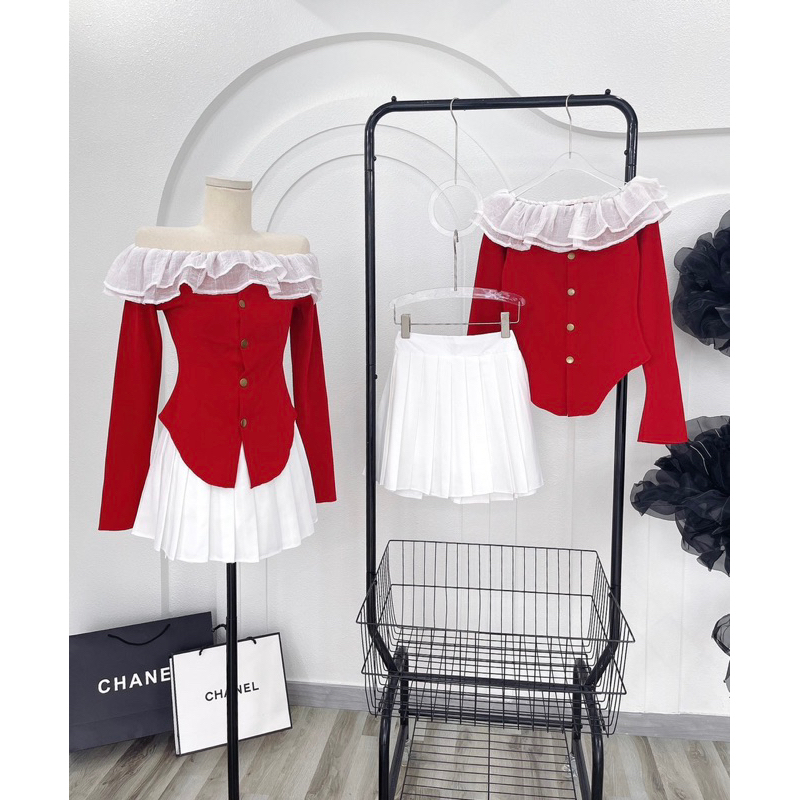 SET CHÂN VÁY TRẮNG XẾP LY ÁO BẸT VAI ĐỎ TAY DÀI