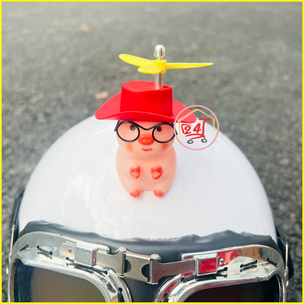 Heo dán mũ bảo hiểm, tặng miếng dán, kính, tai nghe. Heo gắn mũ bảo hiểm đội mũ chong chóng siêu cute. PHIÊN BẢN DÁN