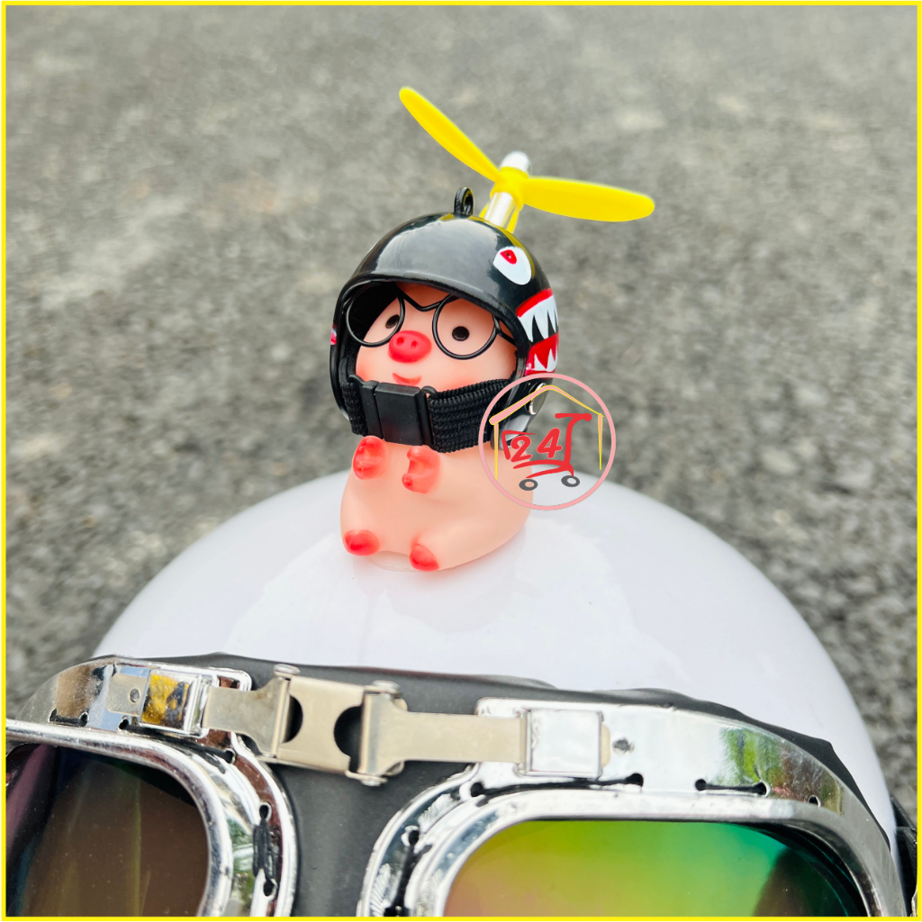 Heo dán mũ bảo hiểm, tặng miếng dán, kính, tai nghe. Heo gắn mũ bảo hiểm đội mũ chong chóng siêu cute. PHIÊN BẢN DÁN