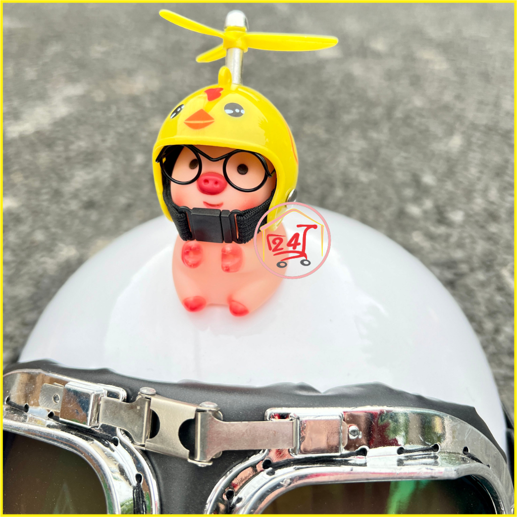 Heo dán mũ bảo hiểm, tặng miếng dán, kính, tai nghe. Heo gắn mũ bảo hiểm đội mũ chong chóng siêu cute. PHIÊN BẢN DÁN