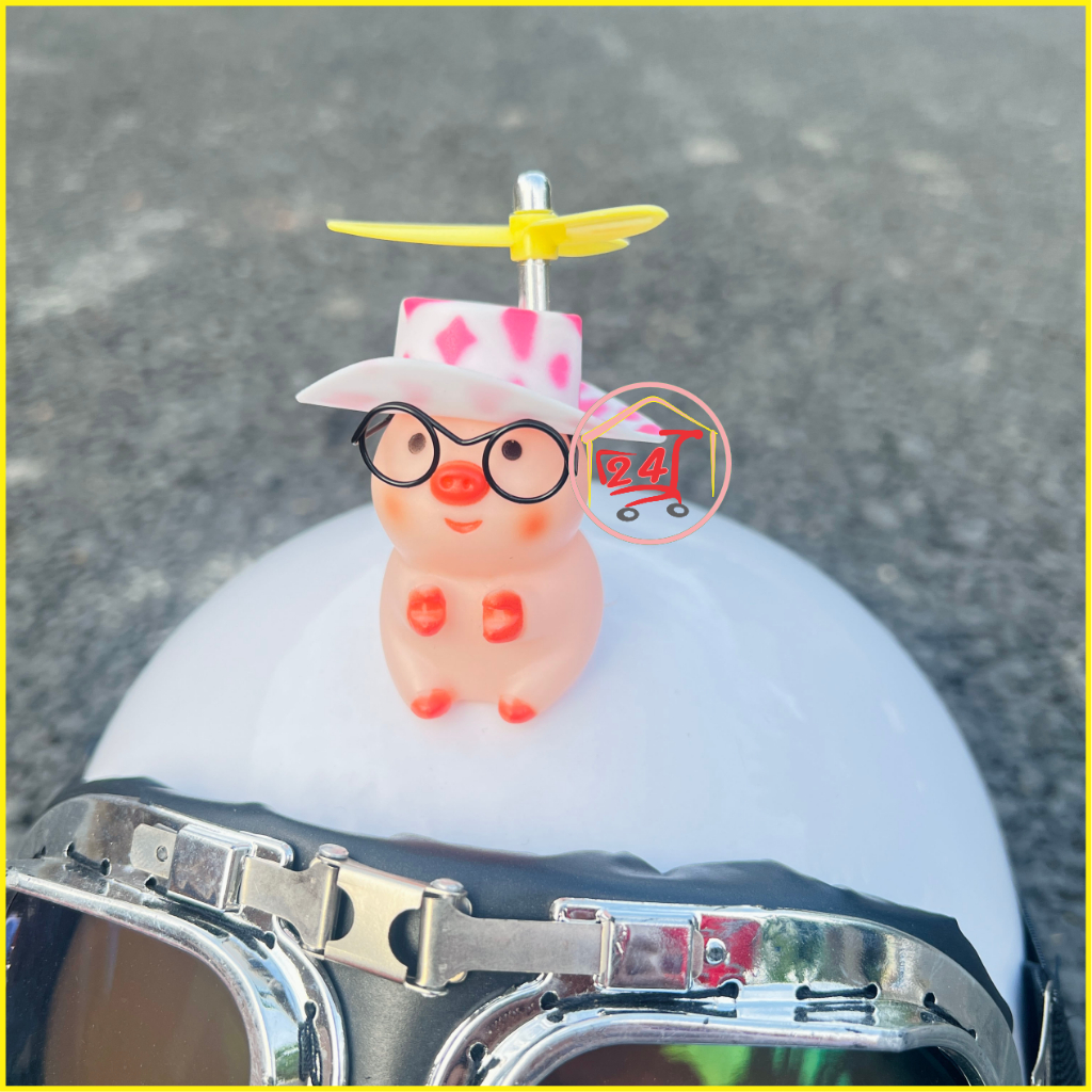 Heo dán mũ bảo hiểm, tặng miếng dán, kính, tai nghe. Heo gắn mũ bảo hiểm đội mũ chong chóng siêu cute. PHIÊN BẢN DÁN