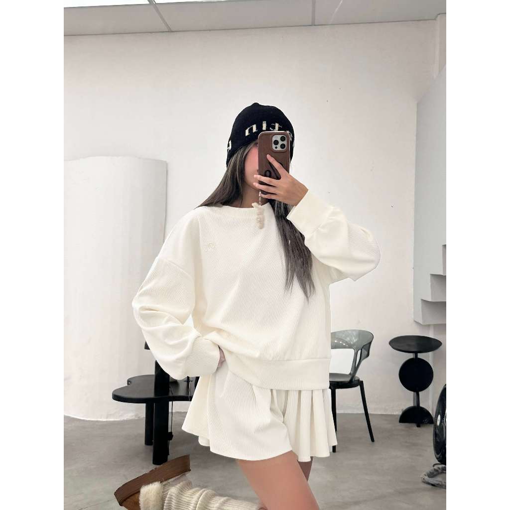 Set áo sweater tay dài + quần giả váy xếp ly MONÁ  - CHEESE