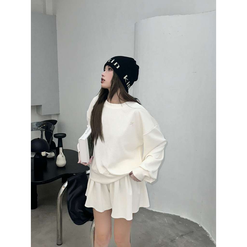 Set áo sweater tay dài + quần giả váy xếp ly MONÁ  - CHEESE