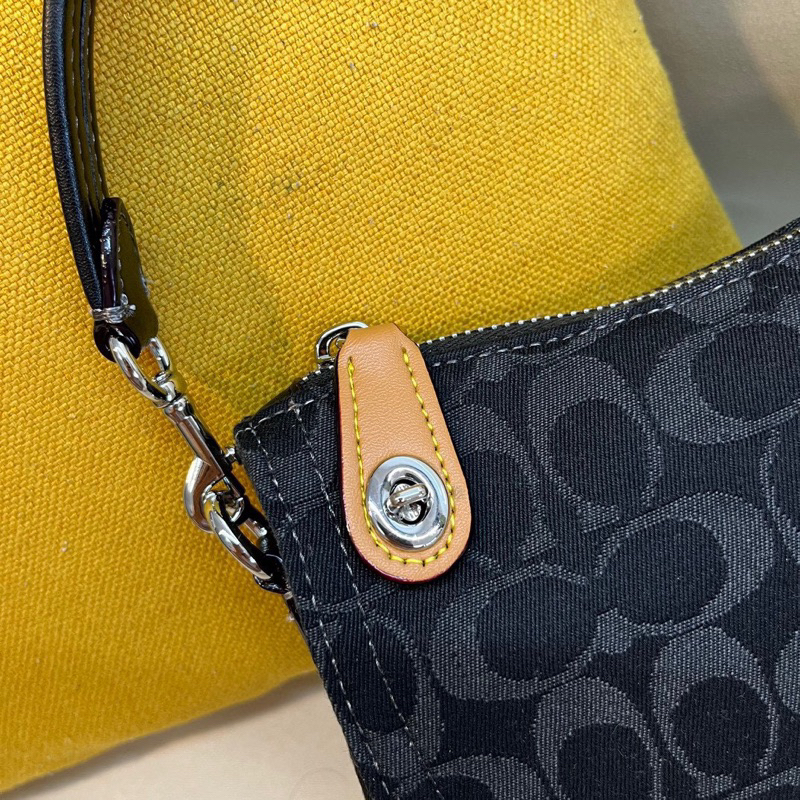 Túi coach dáng thuyền denim kẹp nách nữ