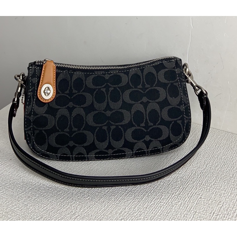 Túi coach dáng thuyền denim kẹp nách nữ