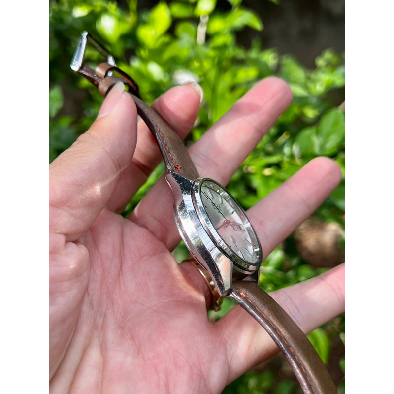 Đồng hồ Seiko pin QZ mặt trắng trải tia đồng tâm giá rẻ